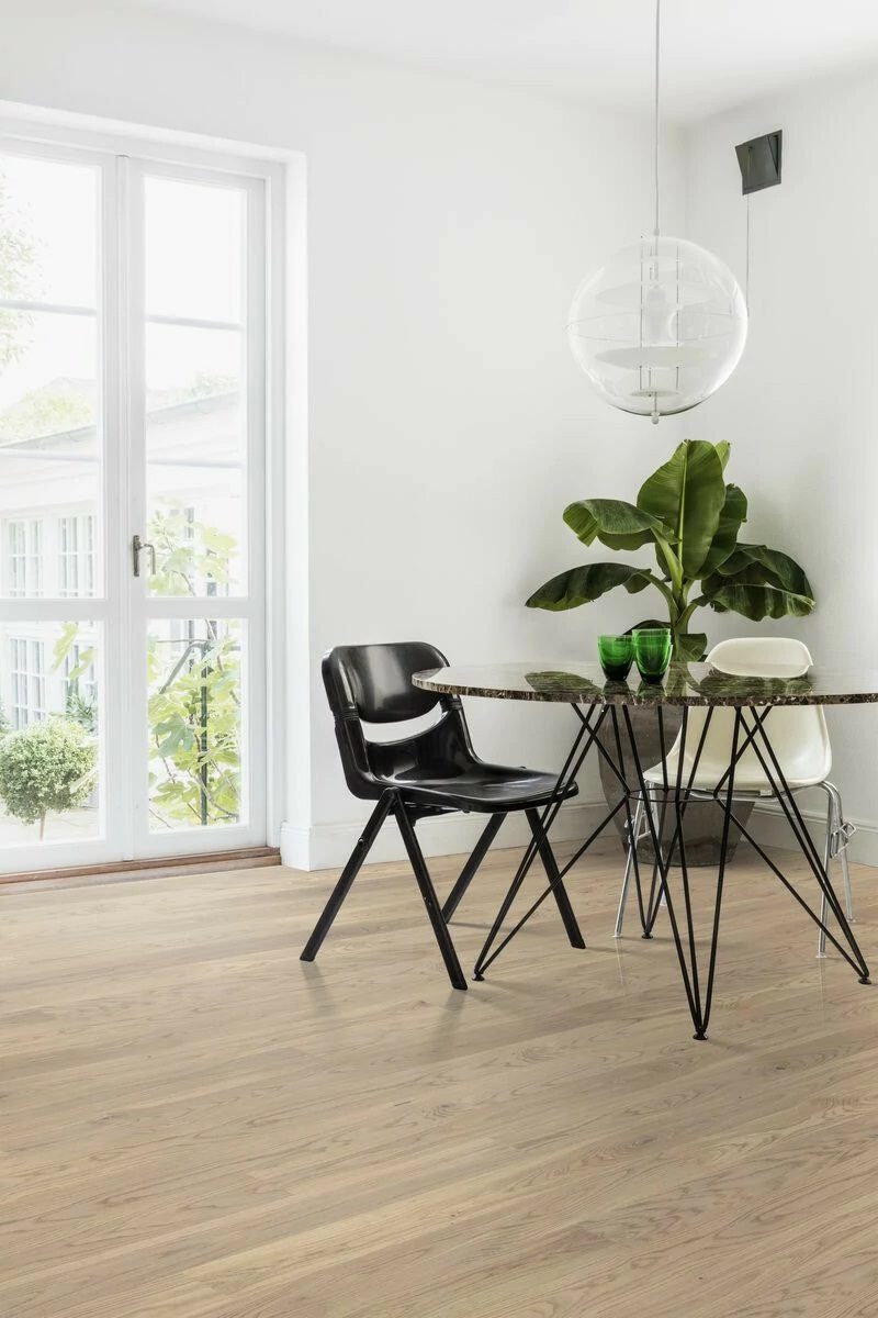 Parketti Tarkett, Shade, Tammi Cream White (valkoinen) MidiPlank, 1-sauva, viistetty (2 reuna), harjattu, petsi, Proteco Natura matta lakka