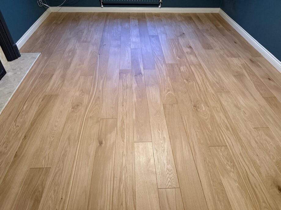 Floorboards oak mix beveled brushed installed on bedrooms floor