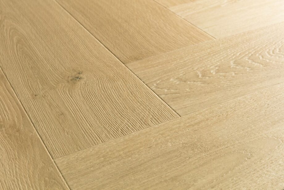 herringbone-laminate-floors-quick-step-impressive-design-gardamom-oak Herringbone laminate floors Quick Step Impressive Suunnittelu Gardamom Oak, light brown oak tone with a uniform and natural grain pattern