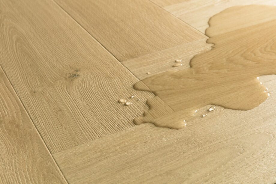 kalanruotolaminaatti-quick-step-pergo-impressive-design-gardamom-oak Kalanruotolaminaatti Quick Step Pergo Impressive Suunnittelu Gardamom Oak, vaaleanruskea tammen sävy ja tasainen lajitelma, vesilätäkkö osoittamassa vedenkestävyyttä