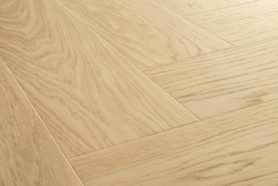 kalanruotovinyyli-quick-step-ciro-pure-oak-blush Kalanruotovinyyli Quick Step Ciro Pure Oak Blush – lämminsävyinen vaalea tammi, jossa on hienovaraisesti harjattu pinta ja luonnollinen puunsyykuvio. Hillitty ja elegantti sävy luo pehmeän ja modernin ilmeen skandinaaviseen sisustukseen.
