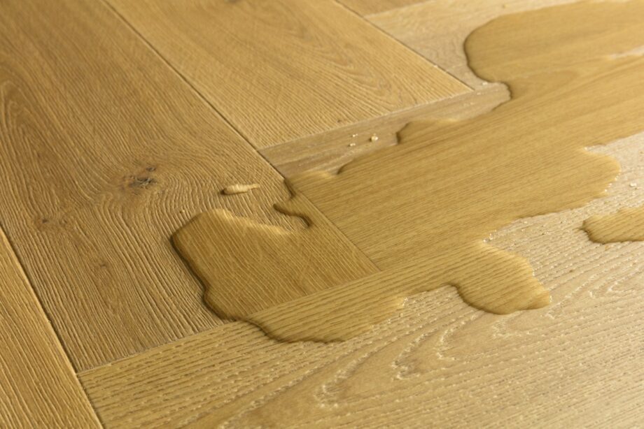 Laminaatparkett kalasaba Quick-Step Impressive Suunnittelu Cumin Oak naturaalne toon ja sorteering. Veelomp laminaadil viitamaks selle veekindlusele.