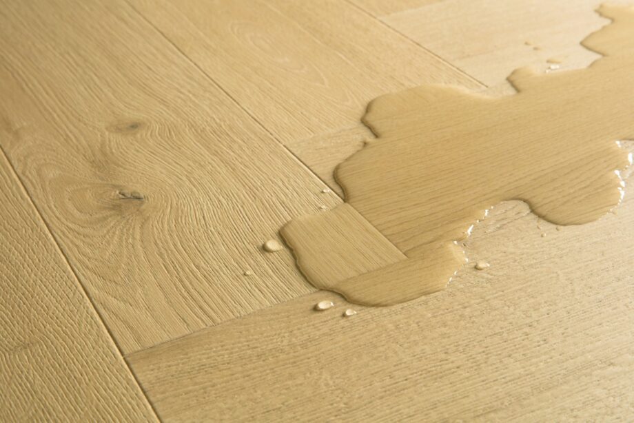 laminaatti-kalanruoto-quick-step-pergo-impressive-design-nutmeg-oak Laminaatti kalanruoto Quick Step Impressive Suunnittelu Nutmeg Oak, lämmin keskiruskea tammen sävy ja tasainen lajitelma, vesilätäkkö osoittamassa vedenkestävyyttä