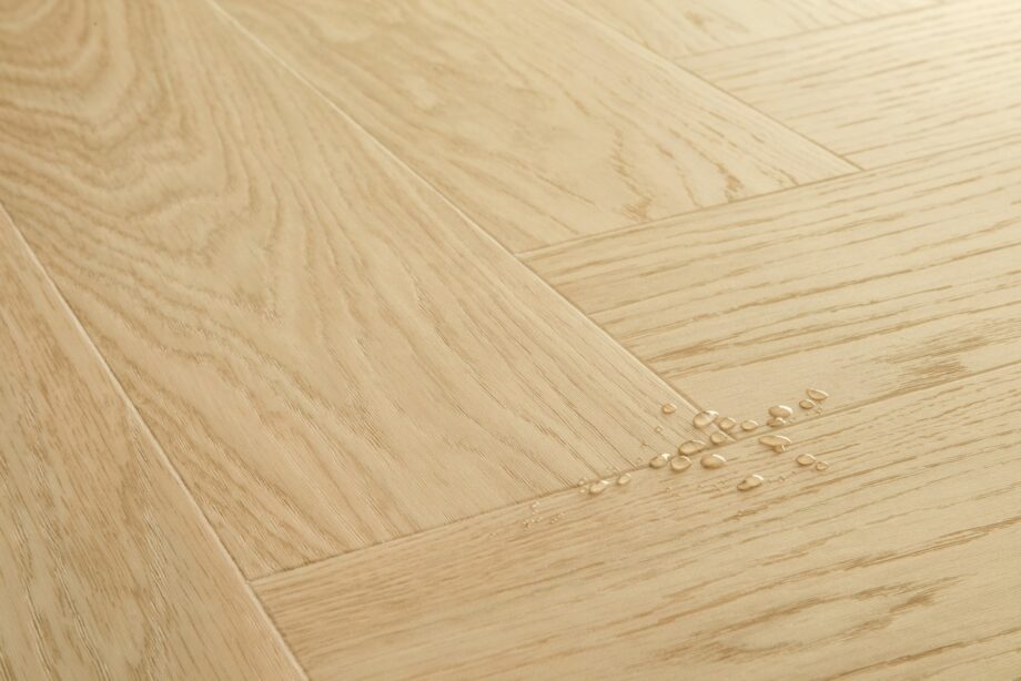 vinüülparkett-kalasaba-quick-step-ciro-pure-oak-blush Vinüülparkett kalasaba Quick-Step Ciro Pure Oak Blush tooni ja disaini kirjeldus veepiiskadega põrandal viitamaks veekindlusele