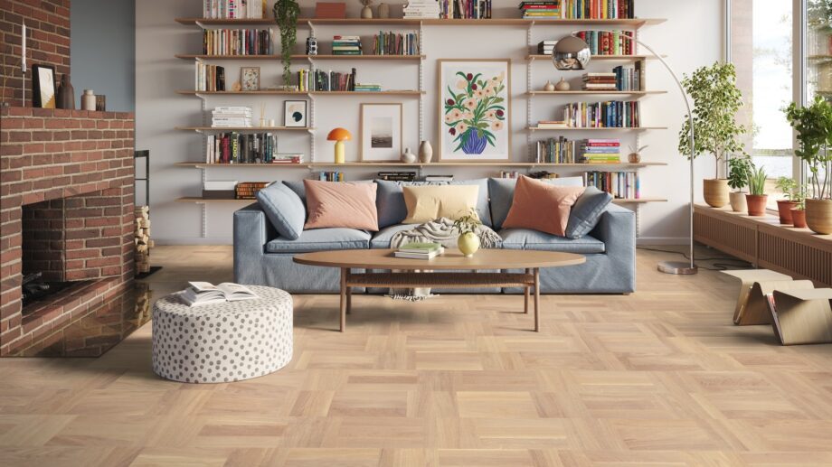 Parkettboden Tarkett Grace eiche Era ultra mattlack im wohnzimmer verlegt kamin sofa und buecherregal