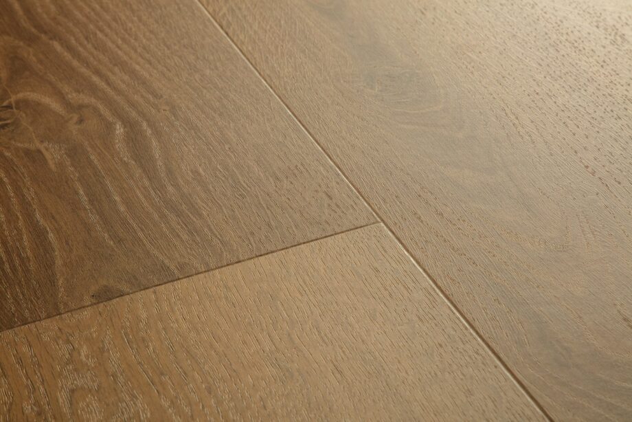vinuulparkett-quick-step-bloom-elegant-fumed-oak Vinüülparkett Quick-Step Bloom Elegant Fumed Oak. Helepruun toon ja põrandalaud tamm disain.