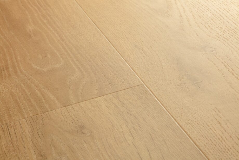 Vinüülparkett Quick-Step Bloom Elegant Oak Natural. Naturaalne tamme toon ja disainilt rustikaalne tamme põrandalaud.
