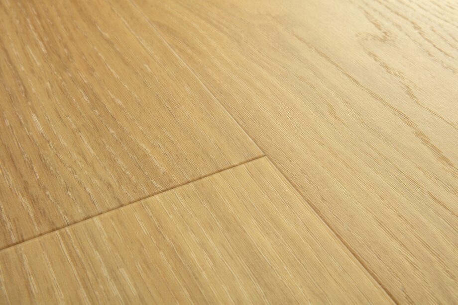vinuulparkett-quick-step-bloom-pure-oak-honey Vinüülparkett Quick-Step Bloom Pure Oak Honey sooja naturaalse tamme tooni ja oksavaba puidu mustriga.