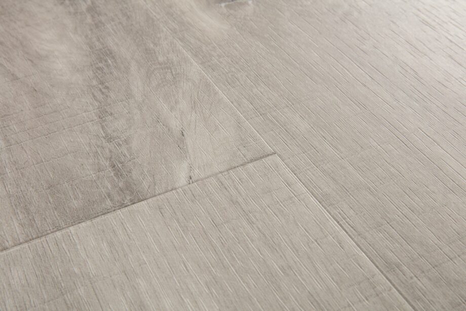 vinuulparkett-quick-step-blos-canyon-tamm-saw-cuts Vinüülparkett Quick-Step Blos Canyon tamm grey saw cuts halli tooni ja saejälgedega tamme põrandalaud disainiga.