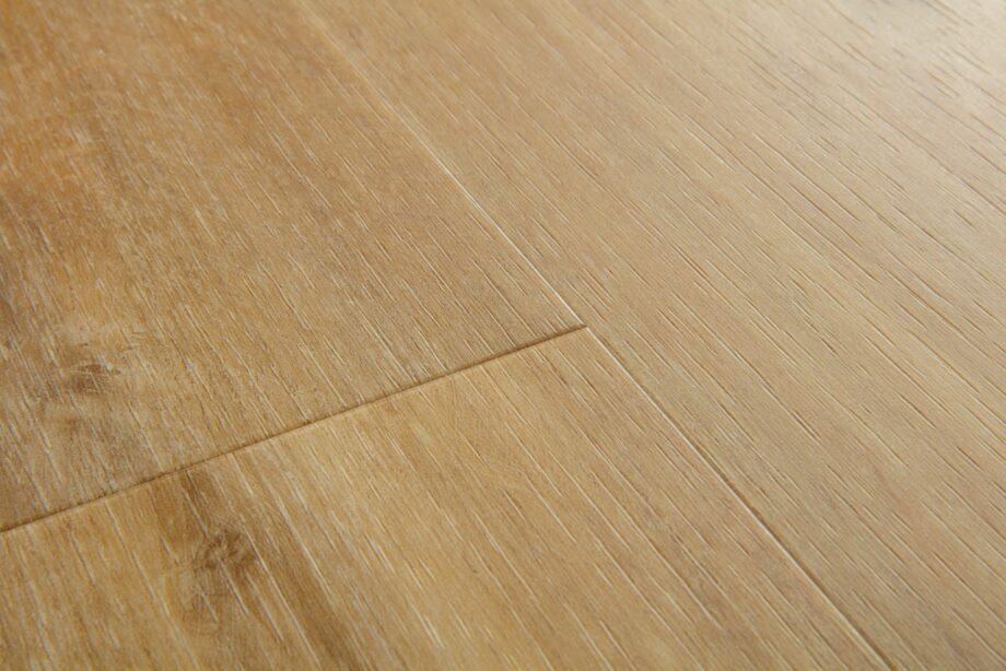 Vinyylilankku Quick Step Blos Vaalea Canyon Tammi Beige, vaalea hiekanbeige tammen sävy ja lankkulattia tammi.