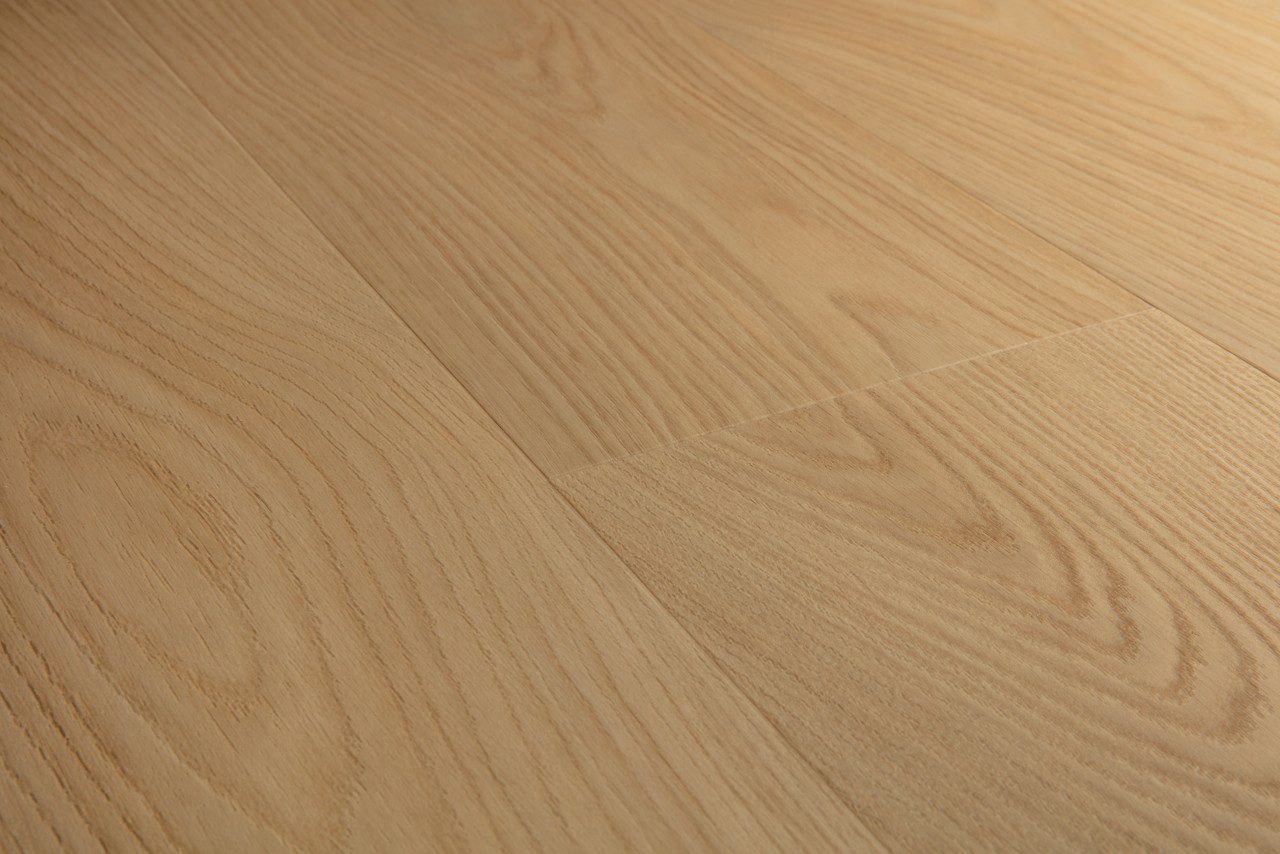 Vinyylilankku Quick Step Blos Gingerbread tammi lämmin ruskea tammi kuosi luonnollinen puunsyy ja rauhallinen sävyvaihtelu vinyylilattia sisustuksessa