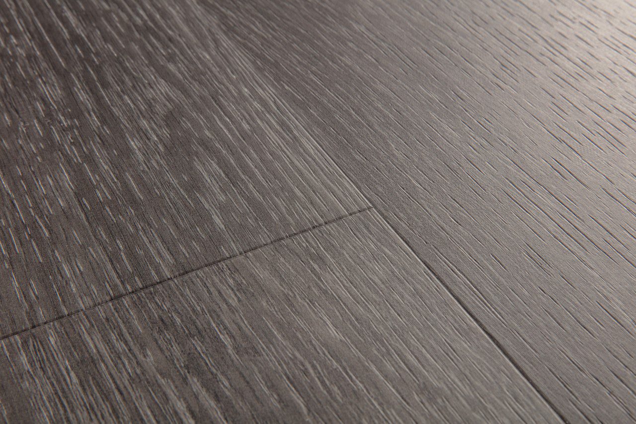 Vinyylilankku Quick Step Blos Silk tammi Dark Grey asennettu lattialle harmaan tumma tammikuosi luonnollinen puunsyy ja hillitty sävyvaihtelu moderni vinyylilattia sisustuksessa