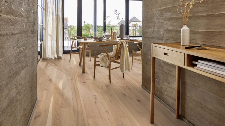fertigparkett-bauwerk-boen-casapark-eiche-46-vivo-gebuerstet-osmo-hartwachsoel-138mm Fertigparkett Bauwerk Boen Casapark Eiche 46 Vivo (138 mm), gebürstet und mit Osmo Hartwachs-Öl geölt – verlegt im Flur und Essbereich; Holzesstisch mit Holzstühlen und gedecktem Tisch, rustikale Flurwände in Betonoptik. Rustikale Sortierung mit lebendiger Maserung und Astanteilen.