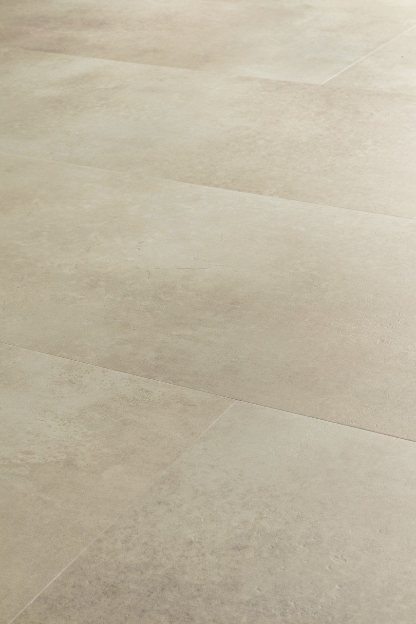 LVT parkett Quick-Step Illume Sandstone concrete helehalli beezhika tooni ja faasitud betooni disainiga
