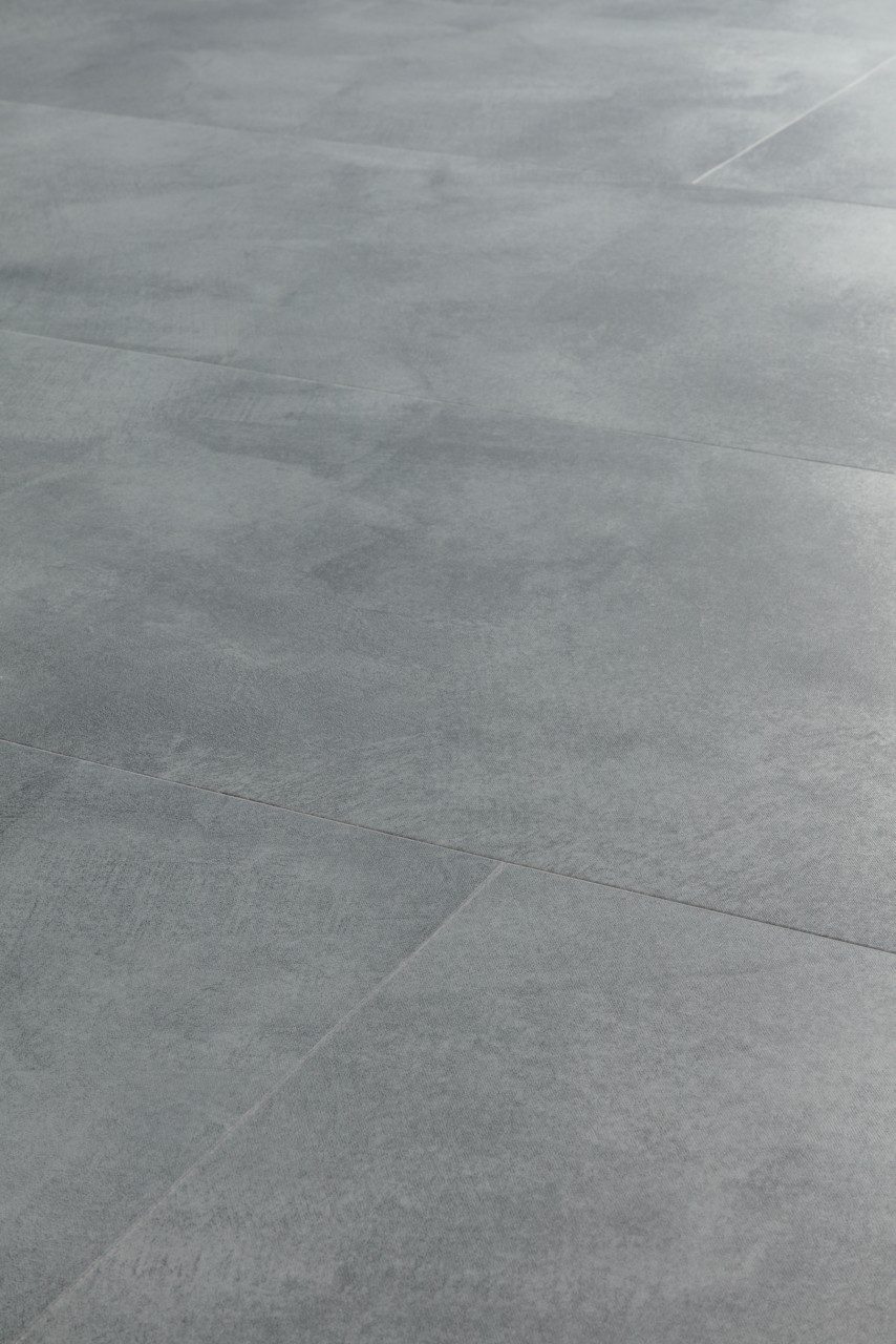 LVT parkett Quick-Step Illume Soft sky halli tooni ja betooni välimusega.