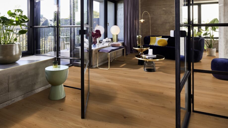 naturaalparkett-bauwerk-casapark-budget-cut-tamm-35-harjatud-olivahatatud Naturaalparkett Bauwerk Casapark Budget Cut 35 harjatud õlivahatatud naturaalse tamme tooniga ja kergelt rustikaalse sorteeringuga paigaldatud modernse elutoa põrandale. L