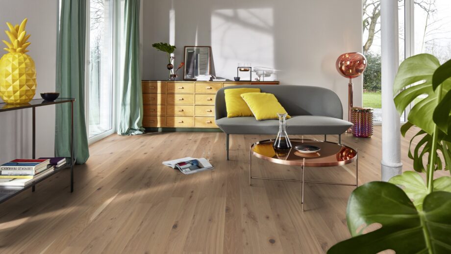 tammiparketti-bauwerk-boen-casapark-tammi-46-vivo-harjattu-avorio-vaalea-oljyvahattu Tammiparketti Bauwerk Boen Casapark tammi 46 Vivo Avorio, harjattu ja öljyvahattu, asennettuna olohuoneen lattialle – minimalistinen sohva ja pyöreä sohvapöytä kuparinvärisellä tasolla. Vaalea Avorio-sävy ja rustiikkinen sorteerus tuovat esiin tammen eläväisen kuvioinnin.