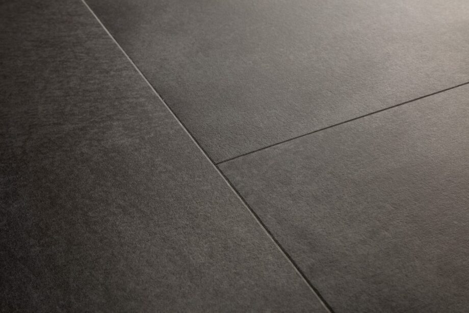 vinuulparkett-quick-step-illume-soft-graphite Vinüülparkett Quick-Step Illume Soft graphite tumeda grafiit tooniga ja betooni disainiga.