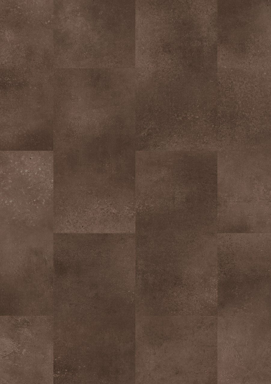 Vinyylilaatta Quick Step Oro Cinnamon Rock asennettu lattialle lämmin kanelinruskea kivisävy luonnollinen kivikuosi hienovarainen struktuuri ja rauhallinen sävyvaihtelu moderni ja kestävä vinyylilattia sisustuksessa