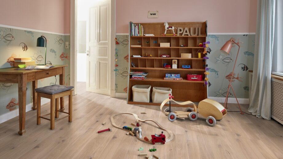 Parkett Bauwerk Casapark tamm 45 Crema harjatud Bprotect ultra matt lakk paigaldatud lastetoa põrandale. 