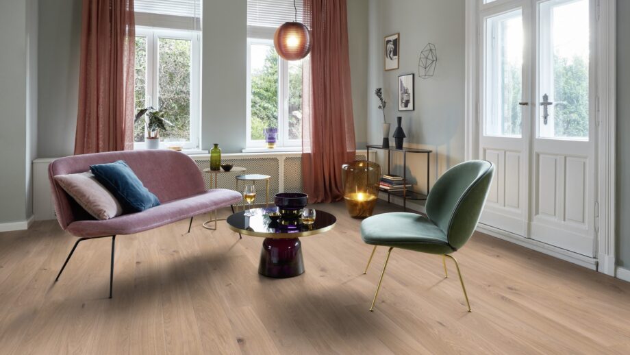 Puitparkett Bauwerk Casapark tamm 46 Crema harjatud heleda Bprotect ultra mattlakiga viimistletud paigaldatud elutoa põrandale. 
