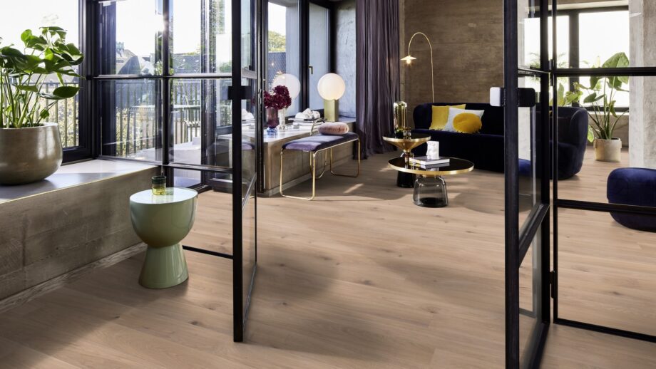 Tammeparkett Bauwerk Casapark tamm 46 Crema ültra matt lakitud, harjatud paigaldatud modernse elutoa põrandale. Lilla diivan 