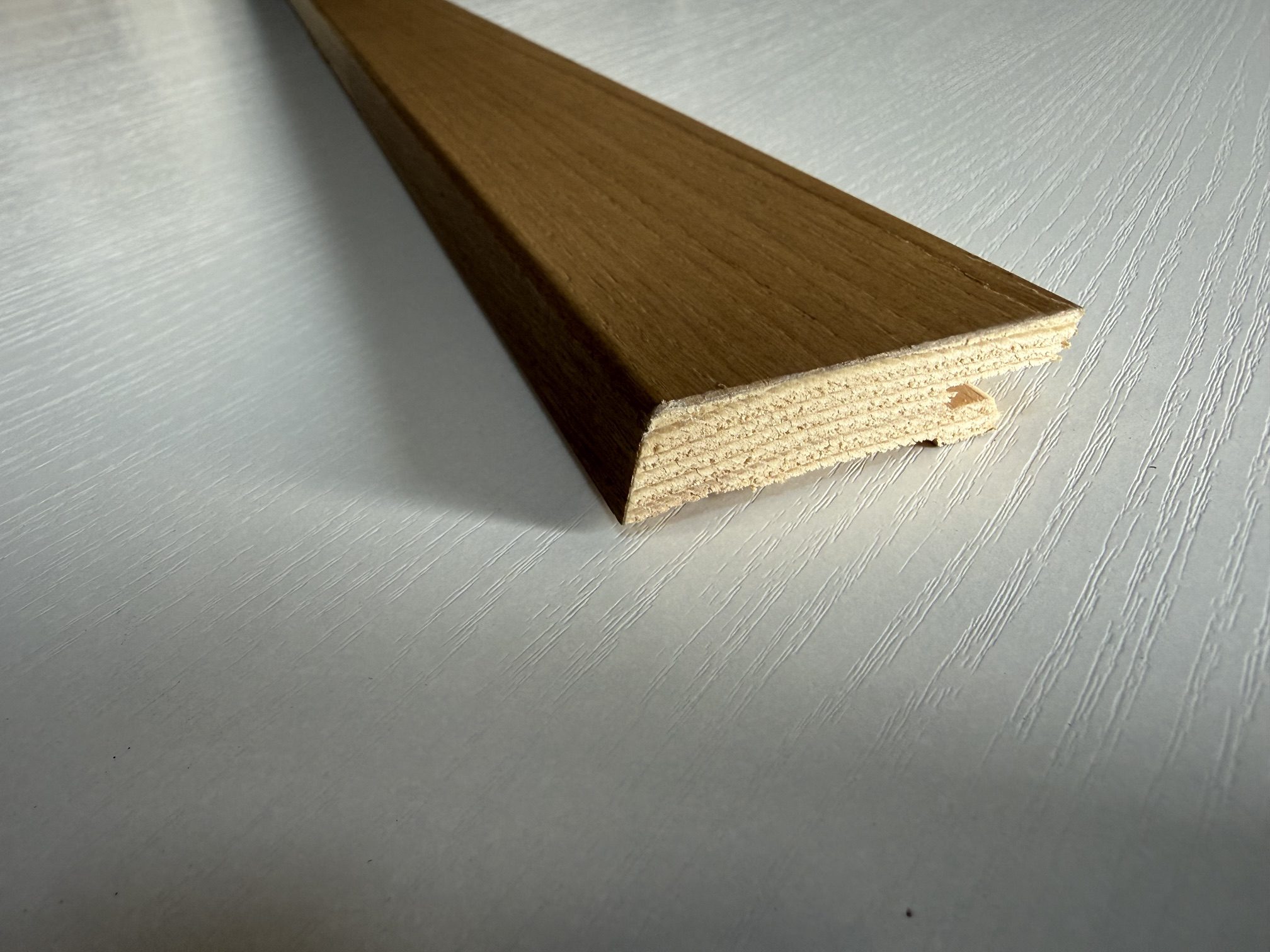 Jalkalista tammi Cappuccino lakattu 15 × 60 mm