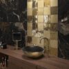 Metalliefektiga reljeefne keraamiline seinaplaat Dune Tabarca Gold Glossy – interjöör Metalliefektiga reljeefne keraamiline seinaplaat Dune Tabarca Gold Glossy – interjöör