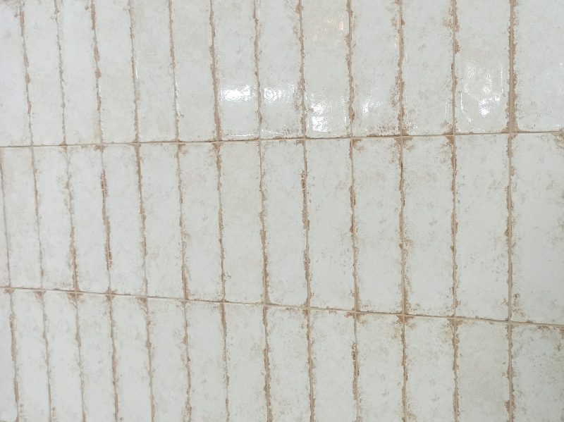 Kulunud servadega läikiv keraamiline seinaplaat Dune Antiga Blanco, 6,9x24 cm, 9 mm, valge