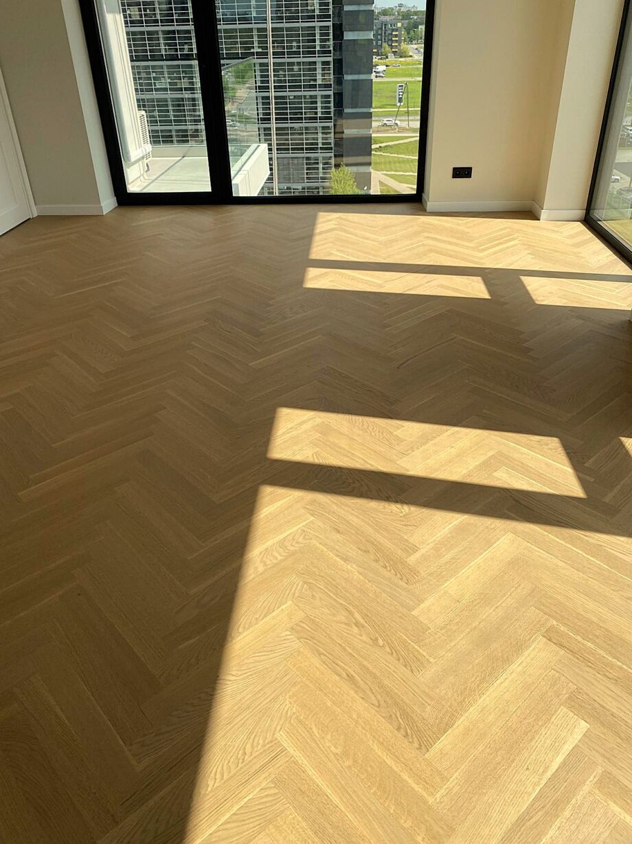 Kalanruotoparketti Bauwerk Monopark Tammi Natur 15 Avorio tilavassa ja valoisassa huoneessa, jossa suuret ikkunat