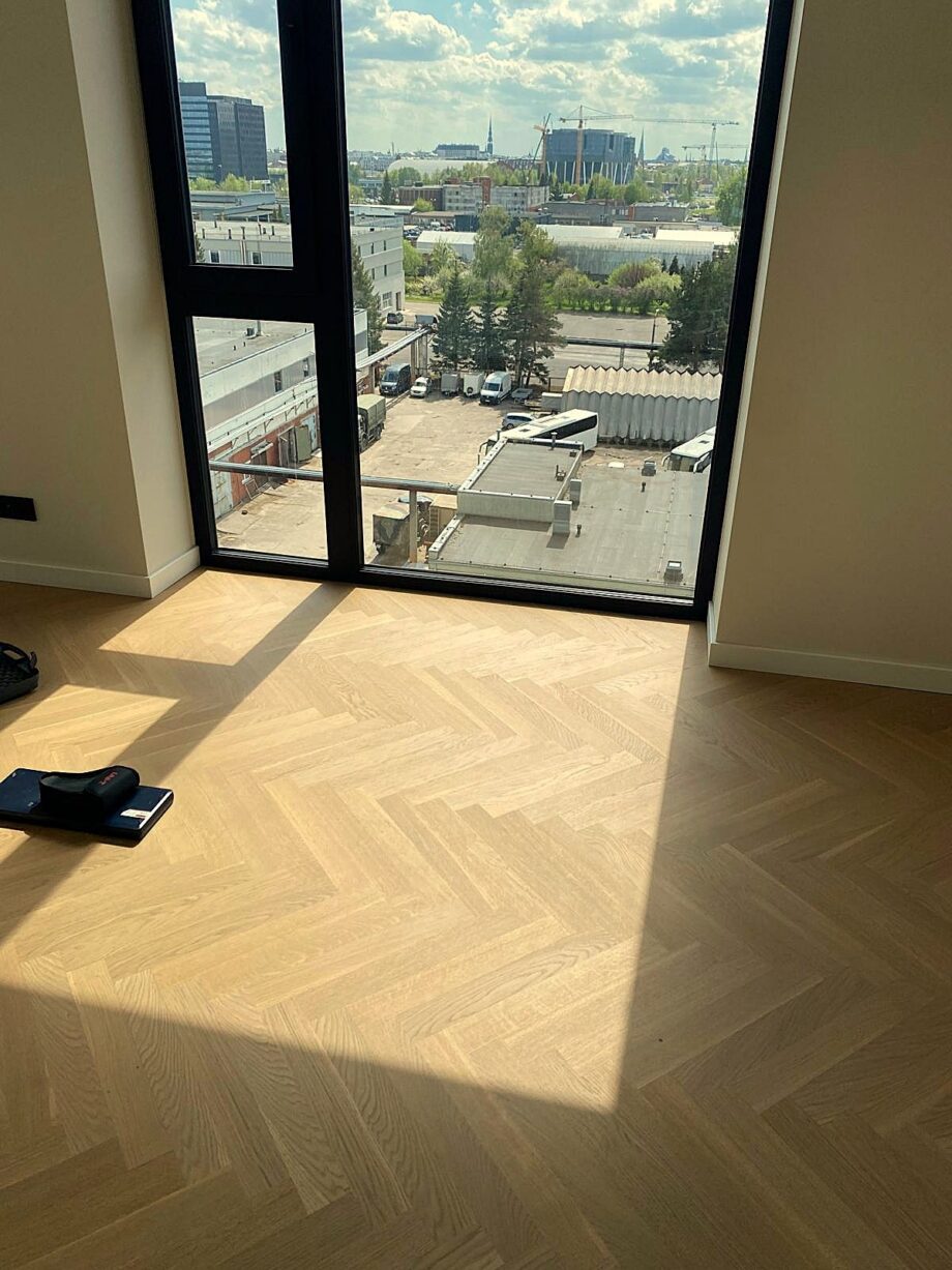 Kalanruotoparketti Bauwerk Monopark Tammi Natur 15 Avorio asennettuna huoneeseen, jossa lattiaan asti ulottuva ikkuna ja auringonvaloa lattialla