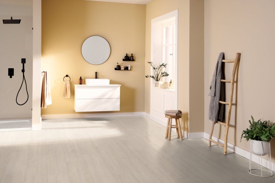 Laminaatti Egger valkoinen Casella-tammi, Aqua+, leveä lauta 8 mm – 2