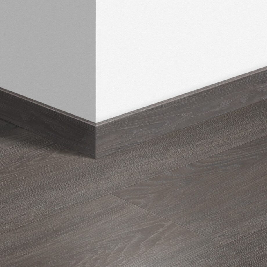 Jalkalista Quick-Step Silk Oak Dark Grey LVT-vinyylilattialle, vedenkestävä, 12x58x2400 mm