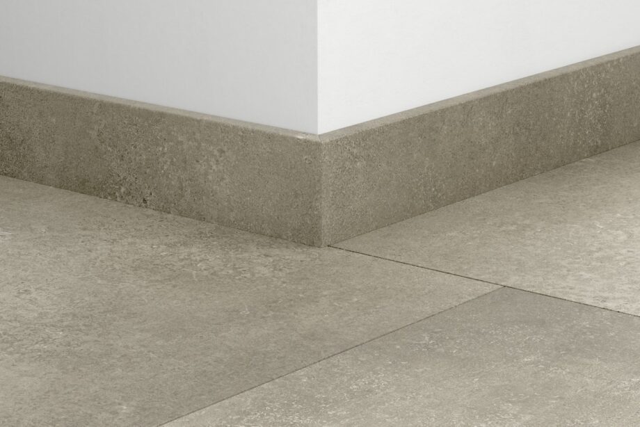 qsvsk40273-1 Jalkalista Quick-Step Cloudy Concrete LVT-vinyylilattialle, vedenkestävä, 12x58x2400 mm