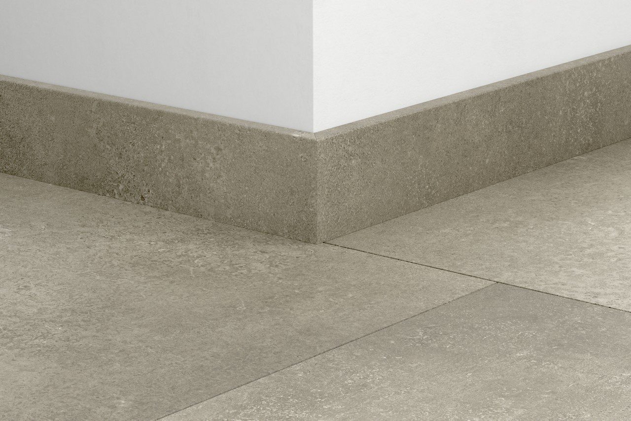 Jalkalista Quick-Step Cloudy Concrete LVT-vinyylilattialle, vedenkestävä, 12x58x2400 mm