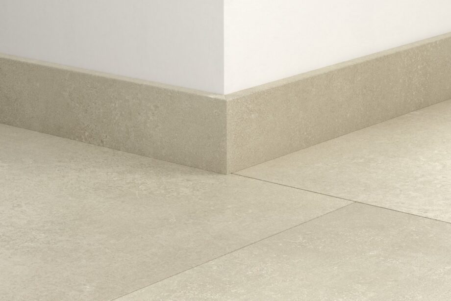 Jalkalista Quick-Step Sandstone Concrete LVT-vinyylilattialle, vedenkestävä, 12x58x2400 mm