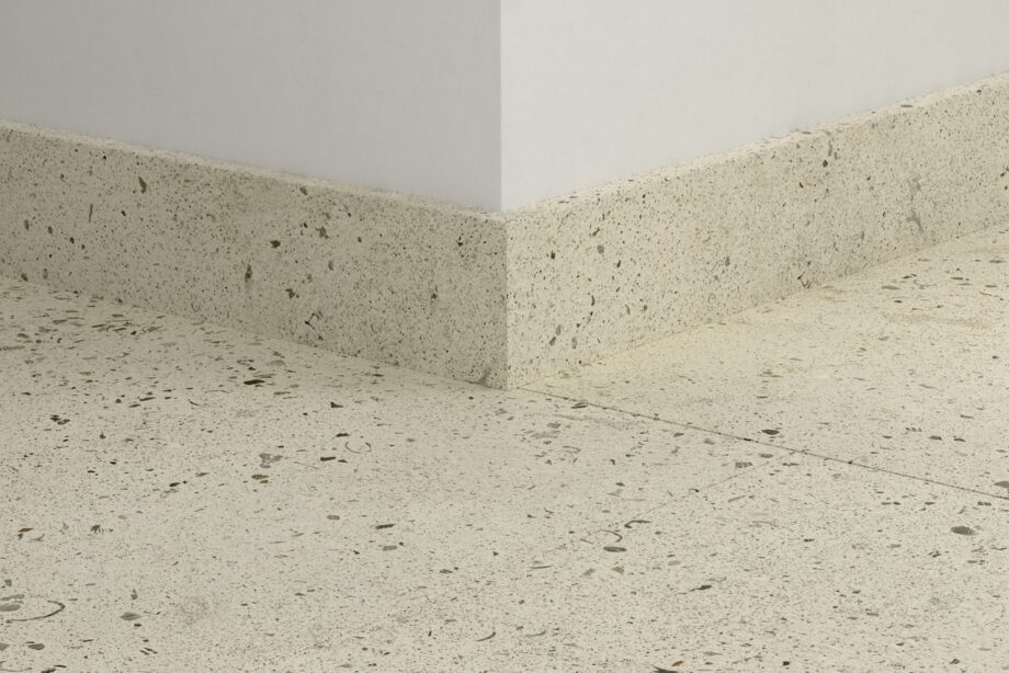 Jalkalista Quick-Step Pebble Concrete LVT-vinyylilattialle, vedenkestävä, 12x58x2400 mm