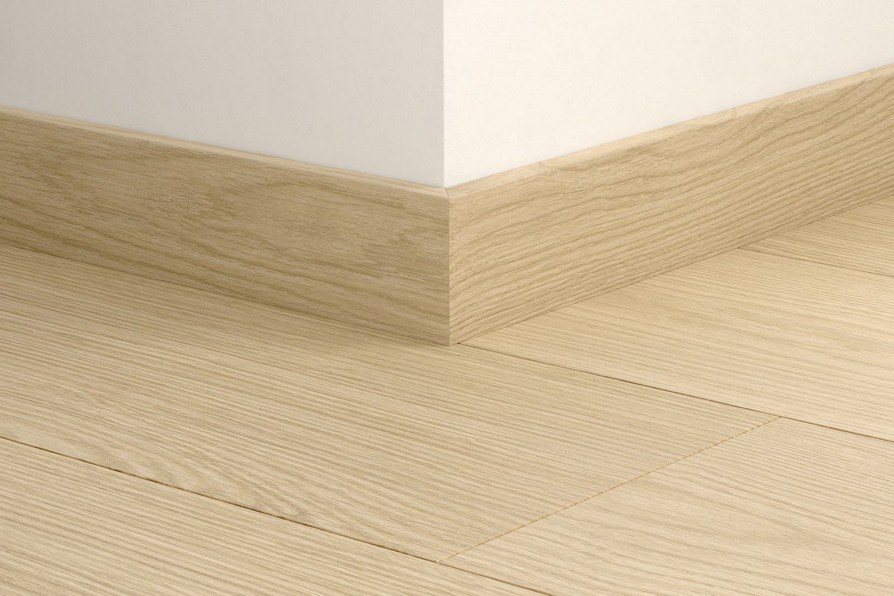 Jalkalista Quick-Step Buttermilk Oak LVT-vinyylilattialle, vedenkestävä, 12x58x2400 mm