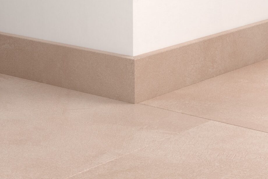 qsvsk40333-1 Jalkalista Quick-Step Soft Blush LVT-vinyylilattialle, vedenkestävä, 12x58x2400 mm
