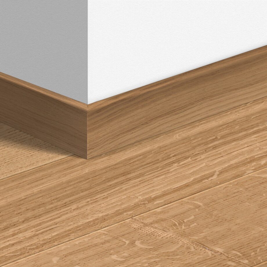 Puujalkalista Quick-Step Natural Oak Matt parketille, vedenkestävä, viilutettu, 16x80x2400 mm