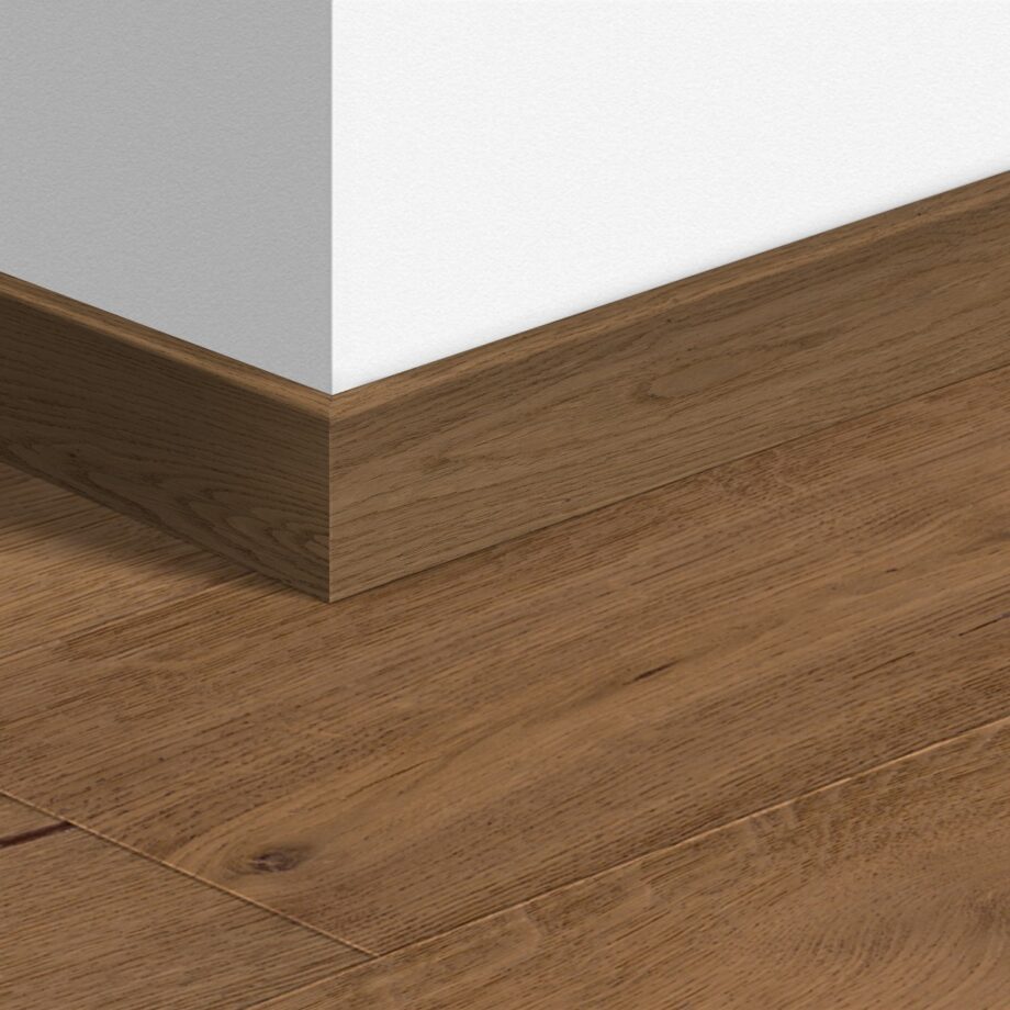Puujalkalista Quick-Step Cinnamon Oak Extra Matt parketille, vedenkestävä, viilutettu, 16x80x2400 mm