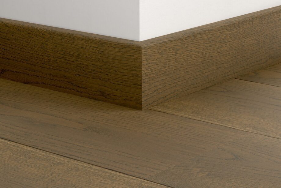 Puujalkalista Quick-Step Brown Vintage Oak Extra Matt parketille, vedenkestävä, viilutettu, 16x80x2400 mm