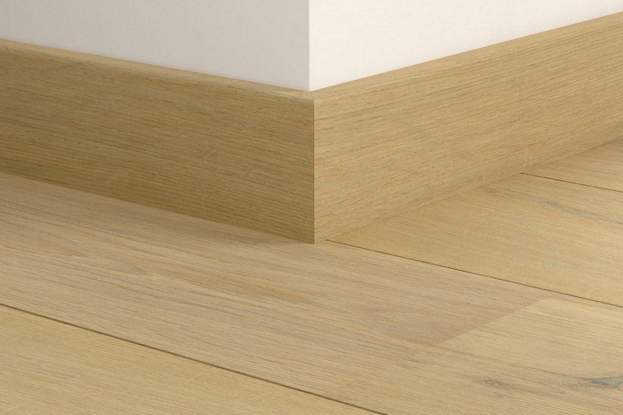 Puujalkalista Quick-Step Pearl White Oak Extra Matt parketille, vedenkestävä, viilutettu, 16x80x2400 mm