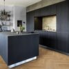 kalanruotoparketti-bauwerk-monopark-tammi-rustic-45-oljy Kalanruotoparketti Bauwerk Monopark Tammi Rustic 45 Öljy asennettu keittiön lattialle.