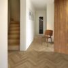 kalanruotoparketti-bauwerk-monopark-tammi-rustic-45-oljyvahattu Kalanruotoparketti Bauwerk Monopark Tammi Rustic 45 Öljyvahattu asennettu koridorin lattialle.