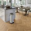 kalasaba-parkett-bauwerk-monopark-tamm-rustic-45-olivaha Kalasaba parkett Bauwerk Monopark tamm rustic 45 olivaha paigaldatud köögi põrandale
