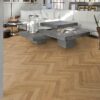елка-паркет-bauwerk-monopark-дуб-rustic-45-масляно Паркет ёлка Bauwerk Monopark Дуб Rustic 45 масляно, установлен на полу гостиной.