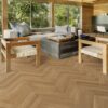елочныи-паркет-дуб-rustic-45-масляно-вощеныи Елочный паркет Bauwerk Monopark Дуб Rustic 45 масляно-вощеный, установлен на полу гостиной.