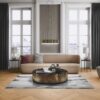 Классическая гостиная с ёлочным паркетом из дуба Rustic шириной 140 мм, покрытым натуральным маслом. Интерьер оформлен в утонченном стиле: бежевый диван, кресло с бордовой подушкой, массивный журнальный стол из чёрного мрамора, тёмные шторы и высокие белые окна с видом на город. Светлый ковёр и декоративные элементы добавляют уюта и элегантности пространству. Kalanruotoparketti Tammi Mix öljyvahattu 140mm – 10