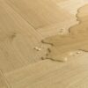 kalanruotolaminaatti-quick-step-pergo-impressive-design-gardamom-oak Kalanruotolaminaatti Quick Step Pergo Impressive Suunnittelu Gardamom Oak, vaaleanruskea tammen sävy ja tasainen lajitelma, vesilätäkkö osoittamassa vedenkestävyyttä